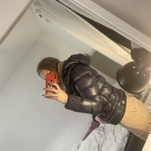 Colmar jacka - Fin colmar jacka bra inför vintern har haft den 1år köpt för 5000kr inga skador som ny strl 32 passar xs S 