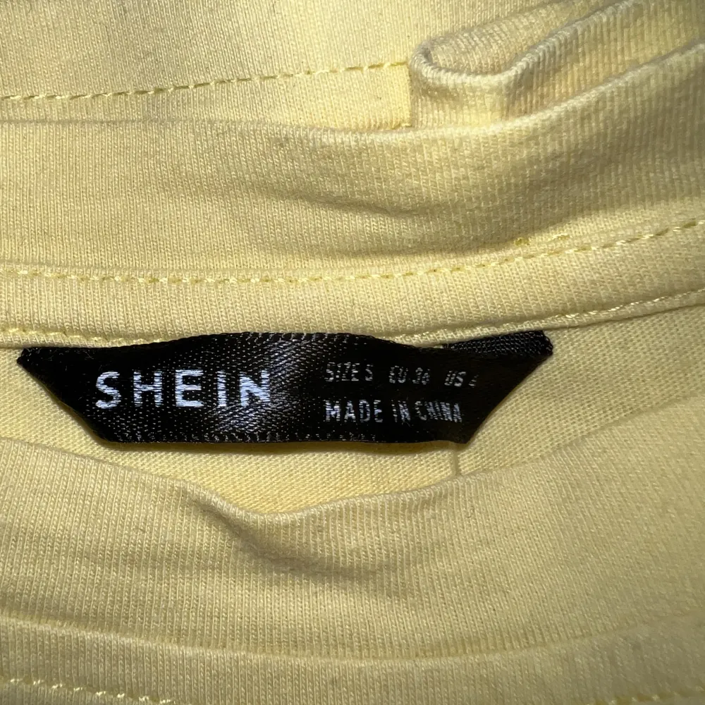 En kortärmad tröja från Shein, som inte använd lägre. Liten fläck, men som inte märks av särskilt mycket!. T-shirts.