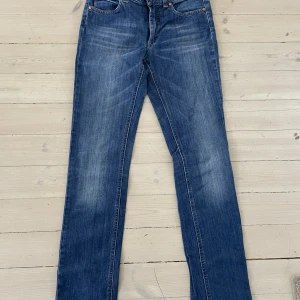 Acne Jeans 26/32 - Acne Jeans strl 26/32, 35 x 81 centimeter. Kanonskick. Raka ben och medelhög midja. 