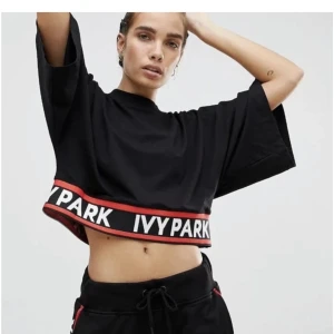 Crop top från IVY PARK - Säljer denna snygga crop top från IVY PARK. Storlek S, lite oversize. I fint skick. Beyonces klädkollektion. Nypris 49$, motsvarar ca 480kr. Vida ärmar. 