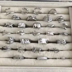Ringarna är silver pläterad! Den är dessutom justerbar och passar därför alla! 💓