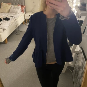 Jacka med volang  - Super söt jacka men volanger! Storlek M men sitter som en S 💕💕