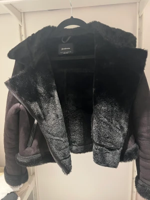 Vinterjacka  - Säljer nu min jätte fina vinter jacka från stradivarius som jag köpte hösten 2021. Jackan har dock knappt kommit till användning tyvärr och har där med inga tecken på användning. Kontakta mig för fler bilder🤗