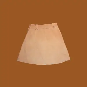 The H&M Divided khaki corduroy skirt is a stylish and versatile piece that adds a touch of vintage-inspired charm to your wardrobe. The high-waisted design flatters your figure while providing a comfortable fit. The corduroy fabric gives the skirt a textu