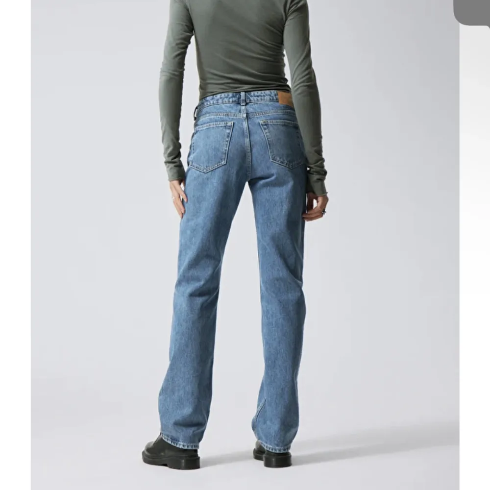 Säljer dessa jeansen som ej är använda, säljer då de är för stora, nypris 590kr, skickar gärna privata bilder och kan tänka mig att sänka priset vid snabb affär💗. Jeans & Byxor.
