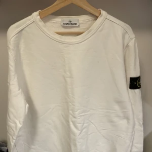 Stoney crewneck - Stoney tröja för fav boisen, klassisk vit färg som man inte kan gå fel me, missa inte chansen för d här banger priset  liten defekt nere vid midgan, syns knappt L men fittar mer som M