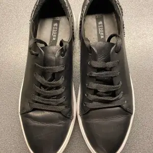 Svarta läder sneakers från Tiger Of Sweden, använd fåtal gånger, bra skick
