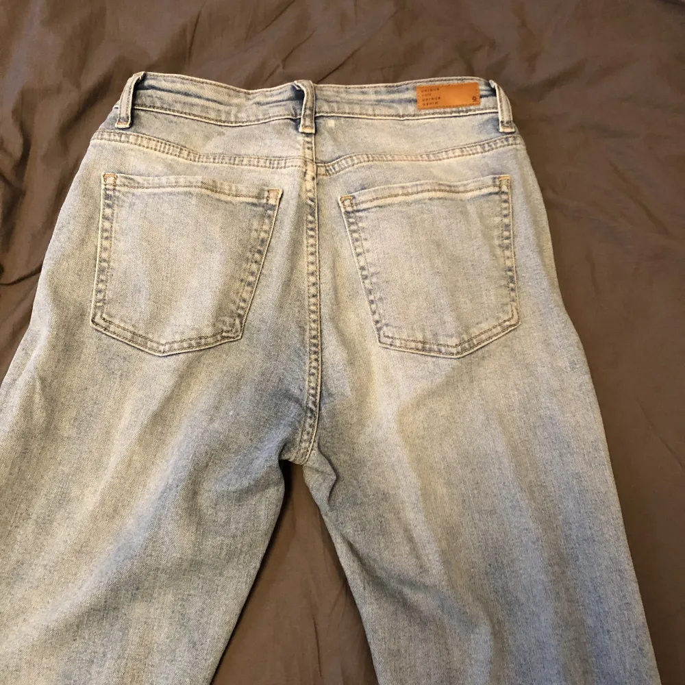 Straight jeans från cubus i strl s/32. Innerbenslängd är 73 cm. De ser mer blåa ut i verkligheten än på bilden. Priset kan diskuteras. . Jeans & Byxor.