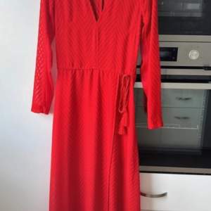 Röd maxiklänning från H&M. Kort underkjol. Storlek 34 men passar även 36. Oanvänd.