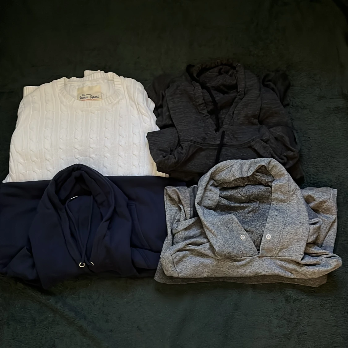 3 hoddies 1 stickad tröja