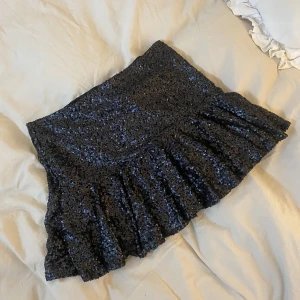 Super fin glittrig kjol - En super snygg låg midjad paljett kjol som även går att använda som topp!! Älskar den! Den passar mig som vanligtvis har S i storlek! Köp för 200kr + frakt 