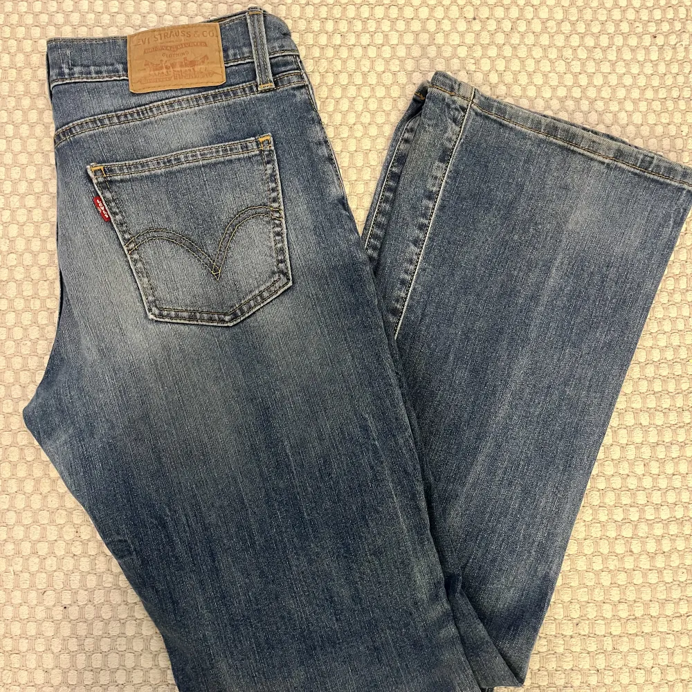 fina levis jeans som är bootcut, i modell 10529. köpte här på plick, de är lågmidjade och sitter perfekt men tyvärr ej kommit till användning. de har lite slitningar, se bild 2 💕. Jeans & Byxor.