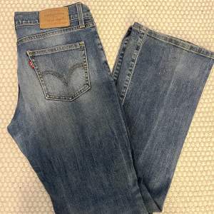 fina levis jeans som är bootcut, i modell 10529. köpte här på plick, de är lågmidjade och sitter perfekt men tyvärr ej kommit till användning. de har lite slitningar, se bild 2 💕