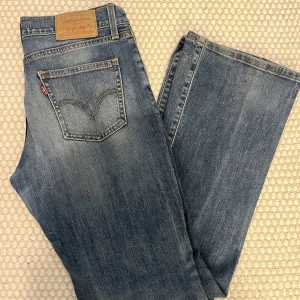 bootcut jeans levis - fina levis jeans som är bootcut, i modell 10529. köpte här på plick, de är lågmidjade och sitter perfekt men tyvärr ej kommit till användning. de har lite slitningar, se bild 2 💕