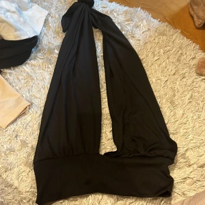 Topp med långa band - Man kan knyta hur man vill, helt öppen i ryggen, halterneck topp