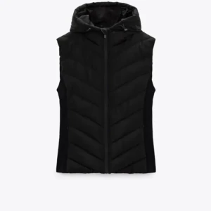 Zara väst - Säljer denna trendiga väst då den inte kommer till användning. Endast använd 3ggr sparsamt. Man ser inte att den är använd. Precis som ny helt enkelt inga skador eller så. Obs! Tryck inte på köp direkt! Vid intresse kontakta mig.