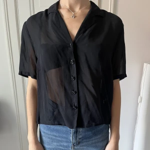 Svart genomskinlig blus  - Så fin svart genomskinlig blus/skjorta köpt på stadsmissionen 🖤 gulliga knappar 