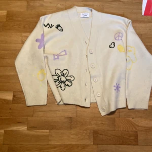 Florence by Mills cardigan - Super snygg cardigan från Millie Bobby Browns Florence by mills, original pris 505 kr , använd några få gånger