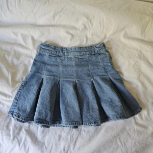 Jeans kjol, Minikjol - Plisserad minikjol i jeans material från Pull&Bear.  Lite liten i stroleken men knappt använd och i bra skick! Jättefin kjol men används inte💗 Pris går att diskutera! 