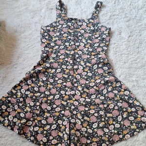 Blommig byxdress från Lindex  - Blommig byxdress från Lindex 