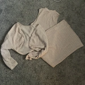 Beige ribbad klänning med kofta  - En beige ribbad klänning med en kort kofta till ifrån shein i storlek S. Lite genomskinlig. Aldrig använd. Frakten diskuteras privat