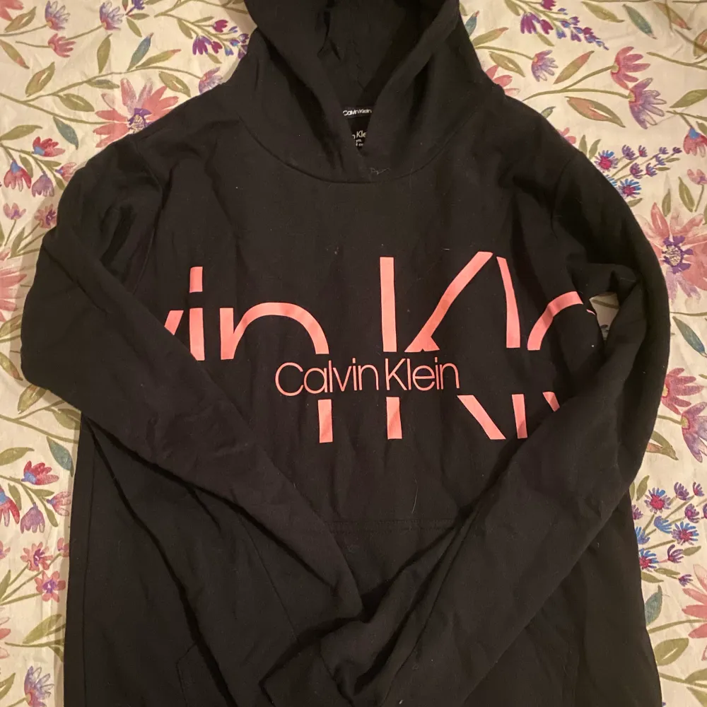 Säljer nu min Calvin Klein hoodie för att den inte passar längre! Den har inga defekter! Hoodien är köpt för 1500kr men säljs nu för 400kr! Den är i storlek XL/L barn, men passar även XS/S! Hör av dig vid frågor💕. Hoodies.