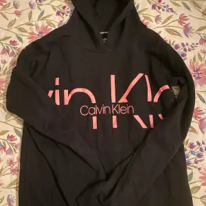 Säljer nu min Calvin Klein hoodie för att den inte passar längre! Den har inga defekter! Hoodien är köpt för 1500kr men säljs nu för 400kr! Den är i storlek XL/L barn, men passar även XS/S! Hör av dig vid frågor💕