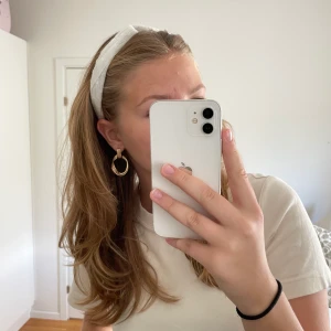 Hårband - Jätte fint vitt hårband! Vet ej märket men tror glitter (frakt tillkommer!)