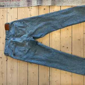 Ett par mellanblå jeans av märket cubus i bra skick. Storleken är 32 x 32.