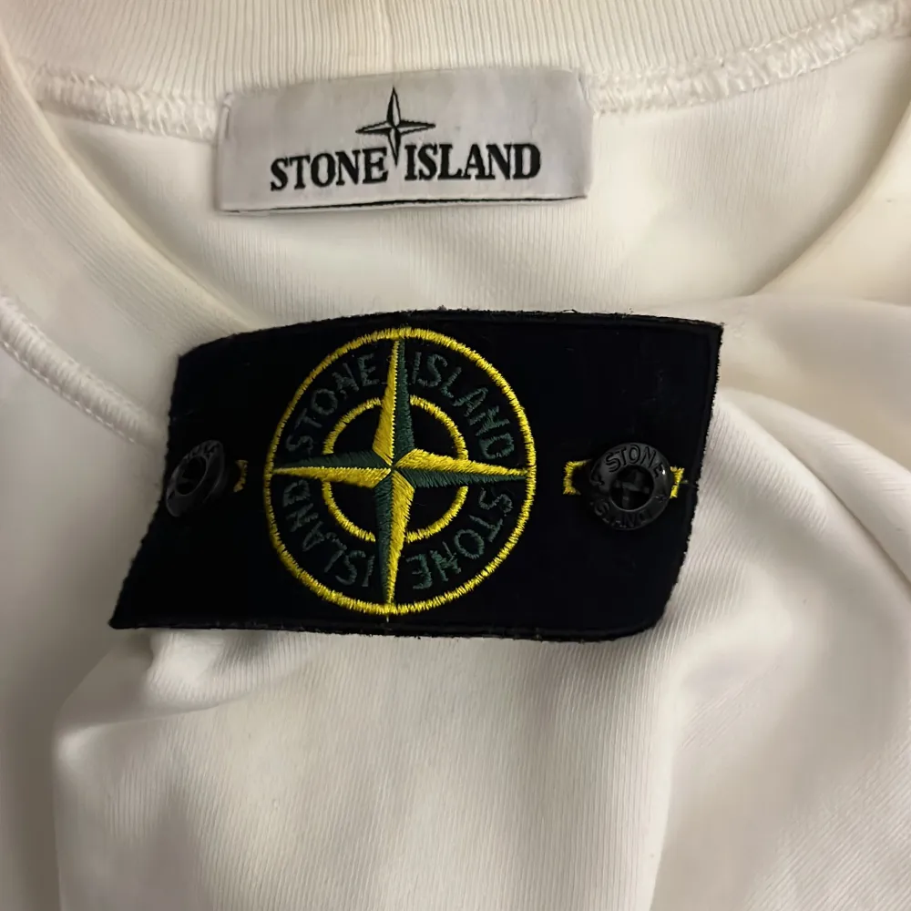 Stone Island Sweatshirt  Storlek L   Perfekt skick Aldrig använts . Hoodies.