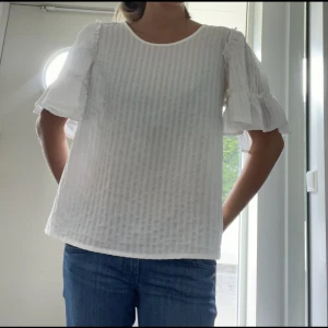 Vit blus  - Fin vit blus med lite volangen vid ärmen från ett märke som heter ”House of Collection”. Knappt andvänd. Storlek M men skulle säga att den är en S-M. Säljer för 100 kr exklusive frakt💖💞