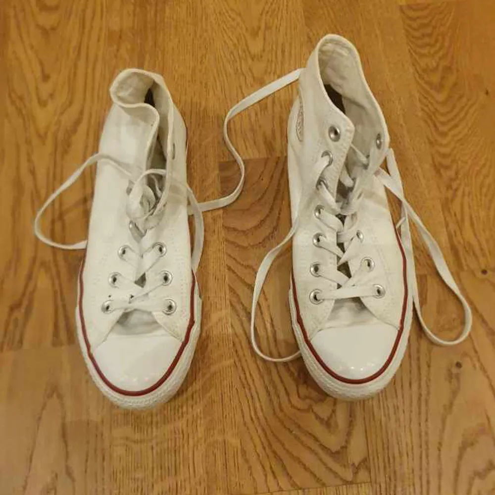Säljer dessa vita converse i storlek 39. Dom är i väldigt bra skick då dom i stort sätt inte är använda. Säljs för 450r+frakt. Skor.