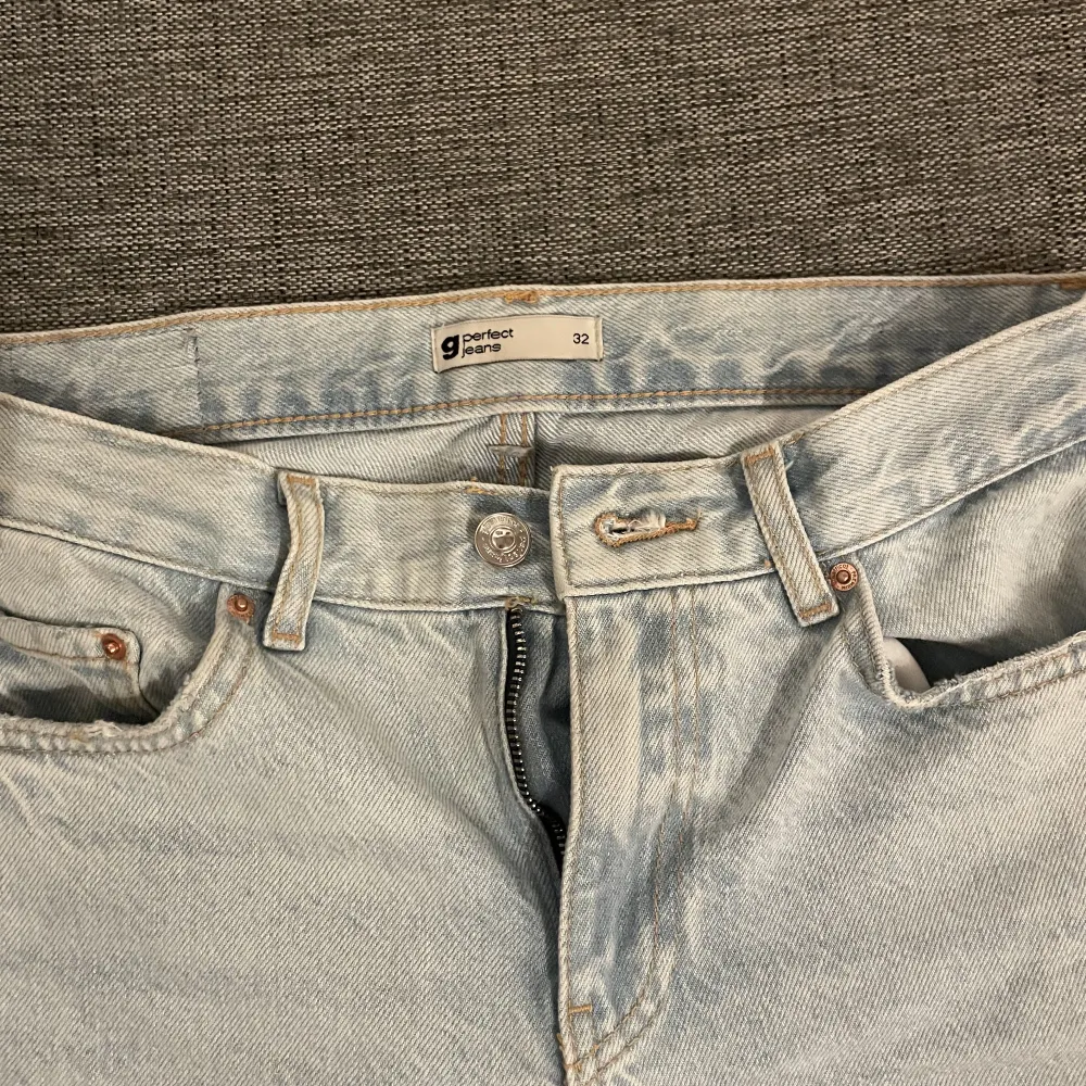 Ginas populära straight Low waist jeans.  I fint skick då jag endast använt dom fåtal gånger.. Jeans & Byxor.