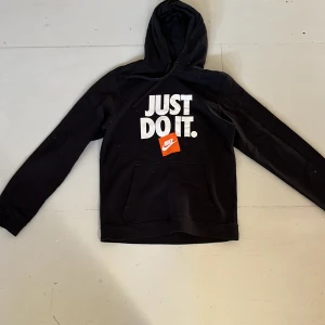 Hoodie Nike - Helt oanvänd Hoodie från Nike i storlek S. Skriv för mer bilder eller info❤️💕✨