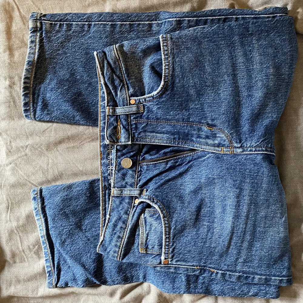Säljer nu dessa 560 jeans från BikBok💙 dessa är otroligt fina och sitter både bekvämt och snyggt. Nästan helt oanvända. Jag är 165 cm och jeansen går över hälen på mig, midjan är i storlek 25. Nypris: 599kr. (Dessa ligger ute på Tise också). Jeans & Byxor.