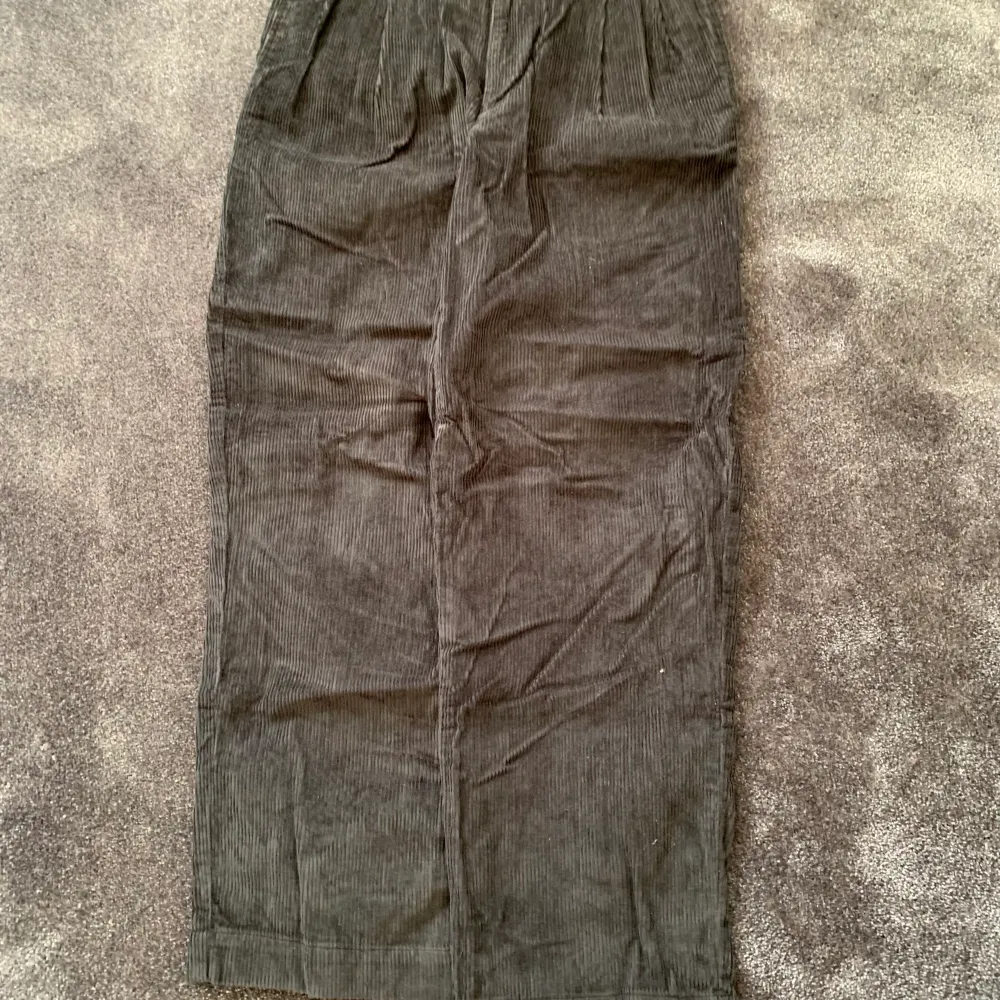 32/30 Svarta tunnare courdoroy byxor i fint skick, slappare passform.. Jeans & Byxor.