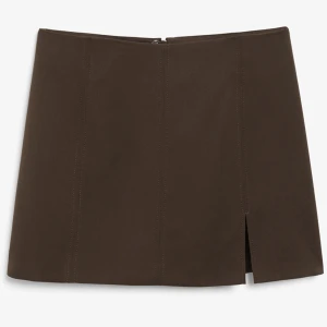 Brun minikjol - Brun minikjol med slits från monki strl 38, skulle även säga att den passar strl 36 om man vill ha den lite mer lågmidjad. Aldrig använd, prislappen kvar🥰