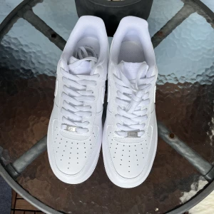 Air Force 1 (oanvända) - Tjena, säljer nu detta sprillans nya par vita Air Force 1. Som sagt är de helt nya och aldrig använda. Inga djur hemma🐾Kontakta vid frågor eller liknande! (Utan box)