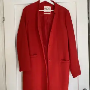 Säljer min röda kappa. Den är knappt använd men väldigt fin och bra kvalite.