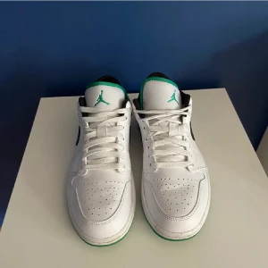 Nike Air Jordans  - Sparsamt använda Jordans i storlek 41. Använt några enstaka gånger och kommer inte till användning längre. Har tyvärr inte kvar orginalkartongen längre.  Nypris: 1249kr. Köpta år 2021z