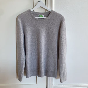 Kashmir tröja från From Future - Säljer en ljusgrå kashsmir tröja från From Future. Skick 10/10 den är knappt använd. Storleken är M