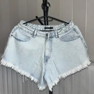 Jeansshorts i 100% bomull jättefina och sköna säljer dom för att storleken är för stor för mig. 