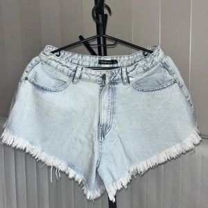 Jeansshorts med hög midja och fransig kant  - Jeansshorts i 100% bomull jättefina och sköna säljer dom för att storleken är för stor för mig. 