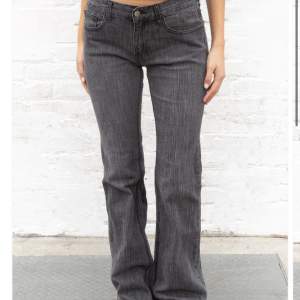Säljer nu dessa jeans från Brandy Melville i svart. Säljer dessutom i färgen blå! Jättesnygga men kommer inte till användning längre! 