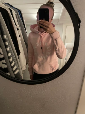 Hoodie - Säljer min Peak Performance hoodie, Använd typ bara 3 gånger, inga skador eller skavanker alls, Storlek S❤️