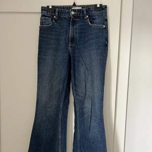 högmidjade långa zara jeans. bra skick utöver att det är väldigt slitet nertill.