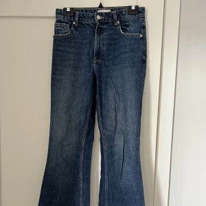 zara jeans - högmidjade långa zara jeans. bra skick utöver att det är väldigt slitet nertill.