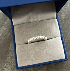 Ring Moissanite diamant silver - Storlek 6. Ny. Färg D vvs1.  Moissanite skimrar mer än diamanter och är testad som diamant. 