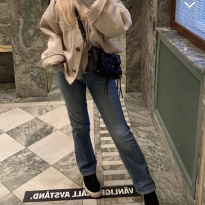 Jeans - Assnygga midrise jeans, tyvärr kommer de ej till användning längre.
