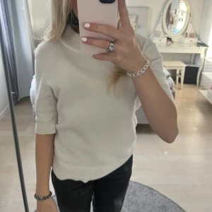 Stickad trekvartsärmad tröja - Jättefin trekvartsärmad stickad tröja från vila🤍 pris kan diskuteras💗